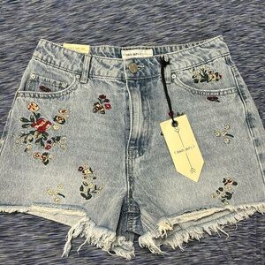 High wasted shorts. Size:7 Embroidery.
